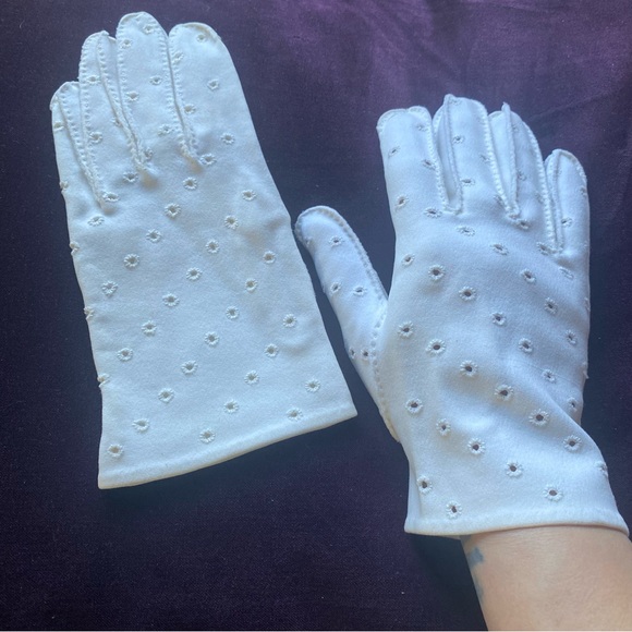 VTG 60’s Crescendoe Craftsman White Eyelet Lace Driving gloves. Excellent shape! - Picture 4 of 7